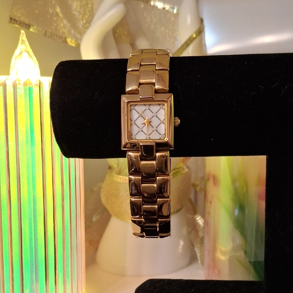 Main Line Time Vintage Gold Women's Watch New Battery Works Great.
